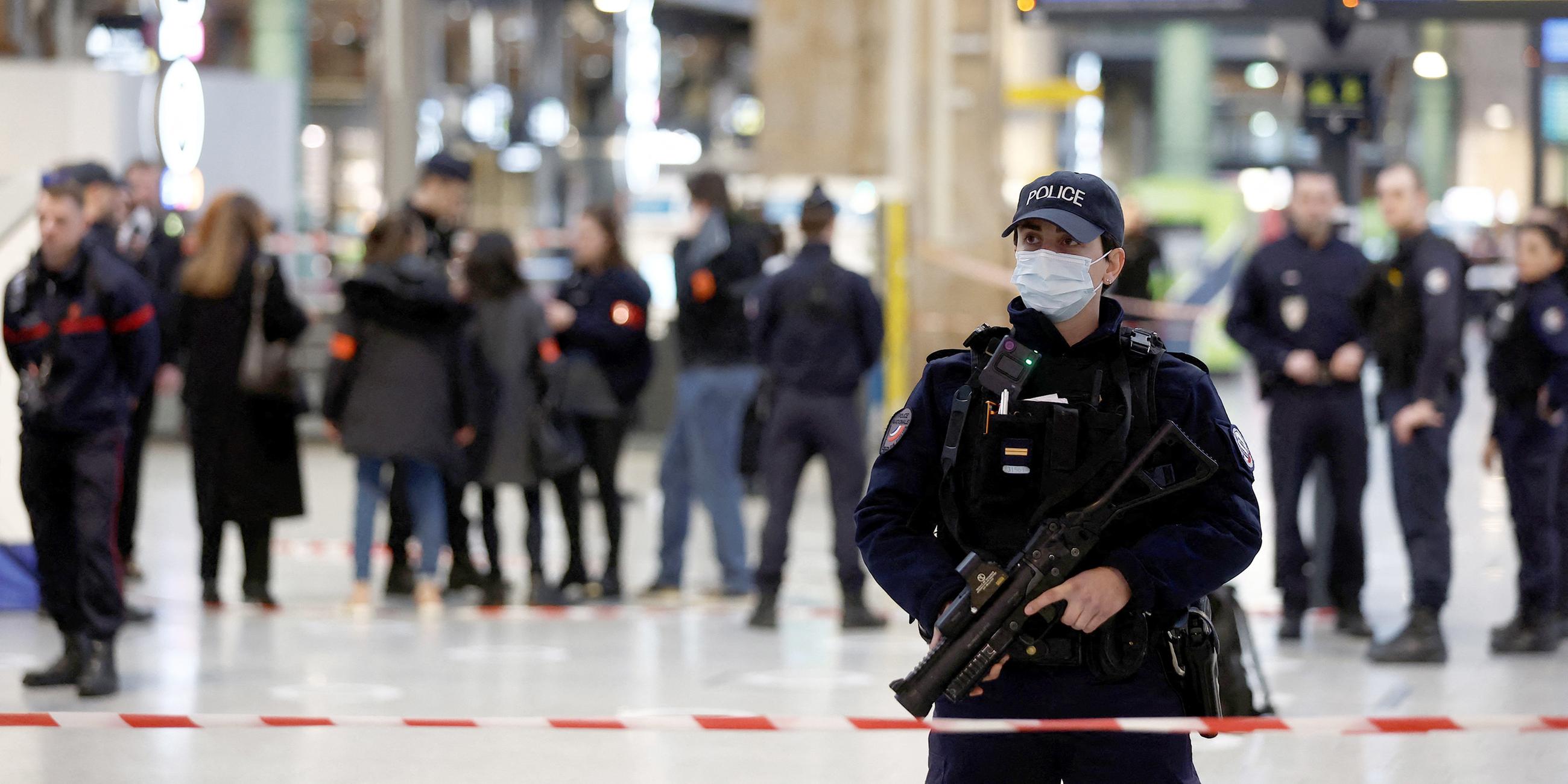 Das Bild zeigt Polizisten, die  nach einem Messerangriff am Bahnhof Gare du Nord in Paris den Tatort sichern.