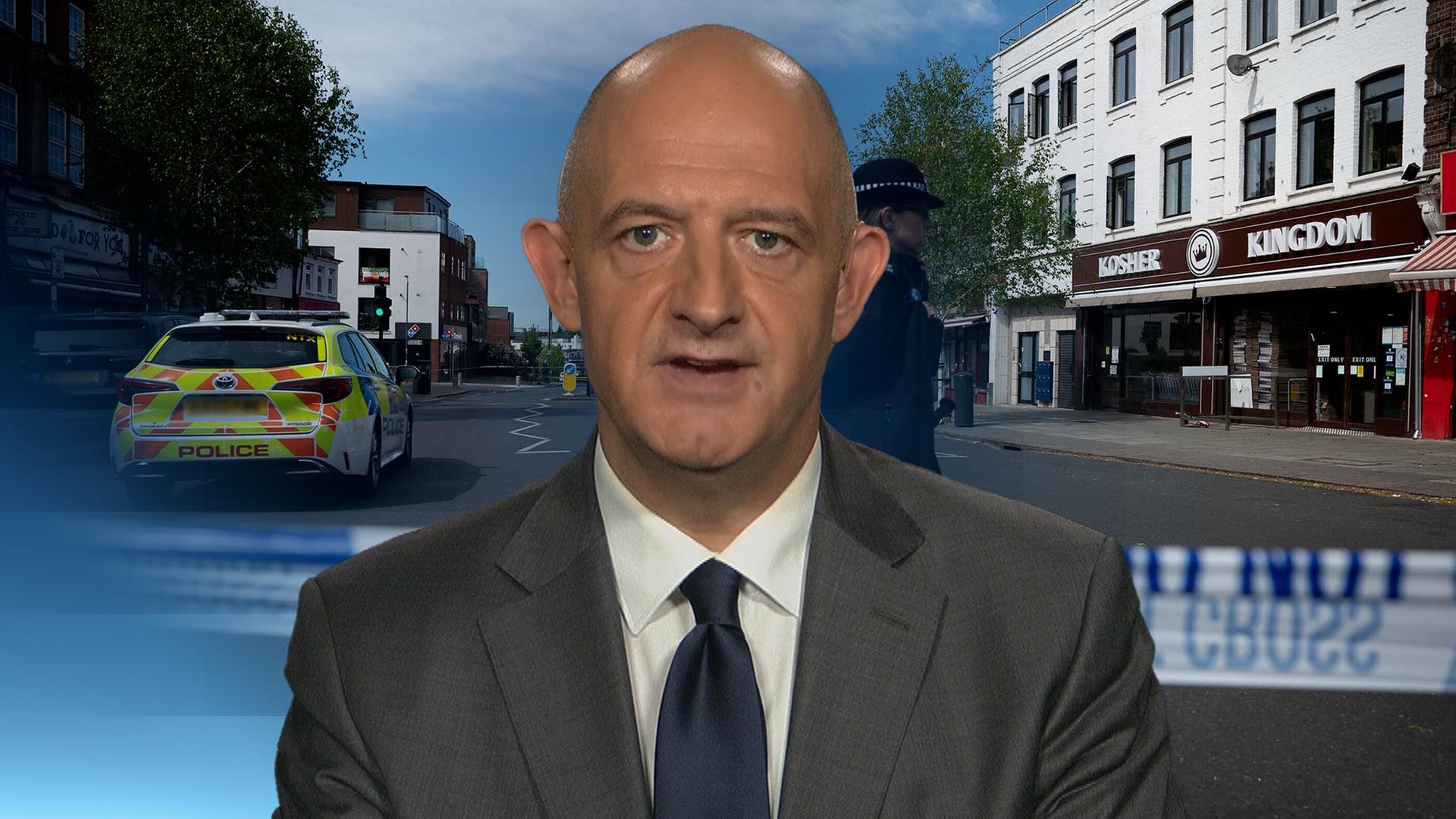 Hans-Jakob Schindler vor dem Tatort in London