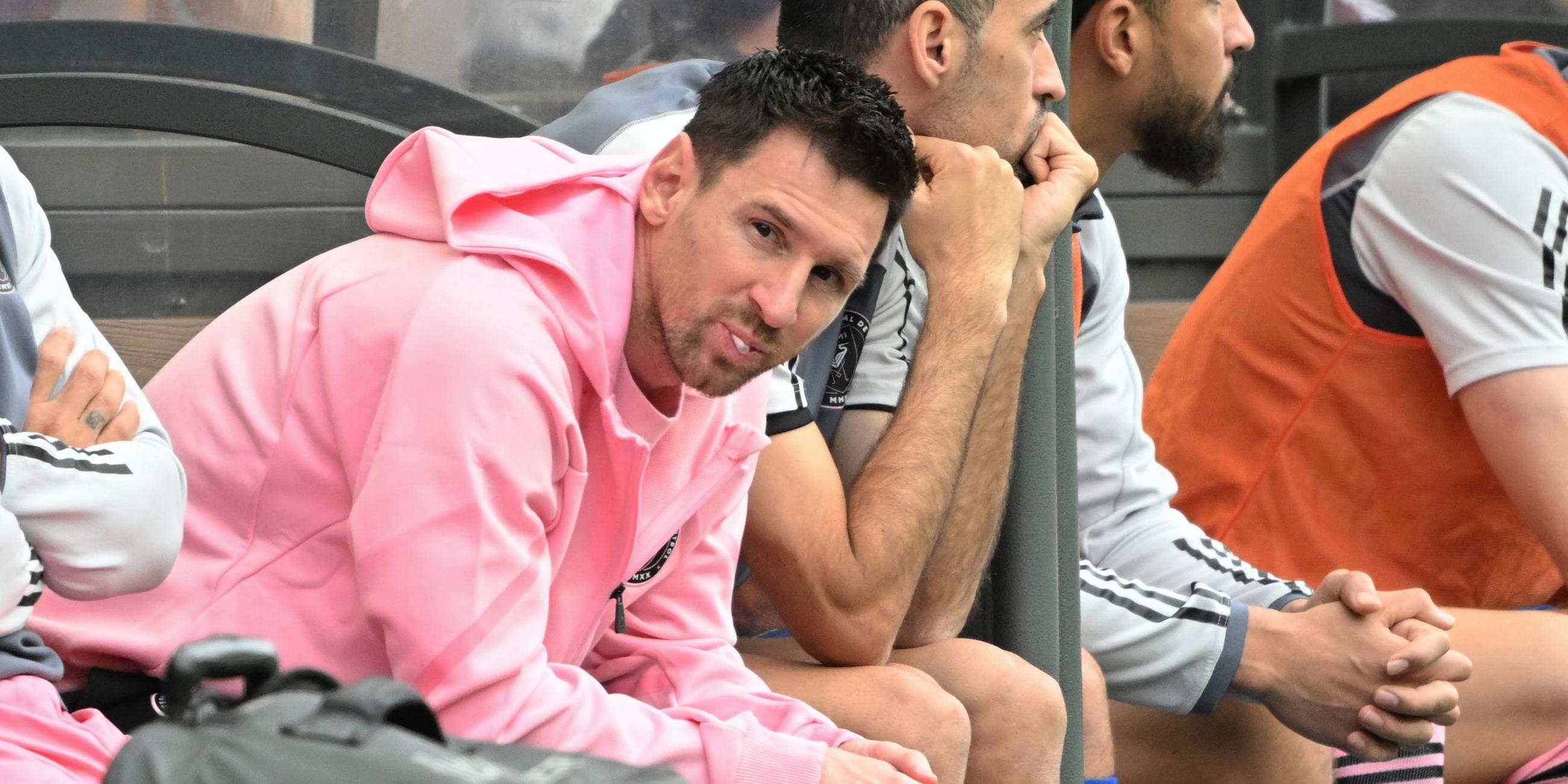Lionel Messi sitzt bei Testspiel Hong Kong XI - US Inter Miami CF am 4. Februar 2024 auf der Bank