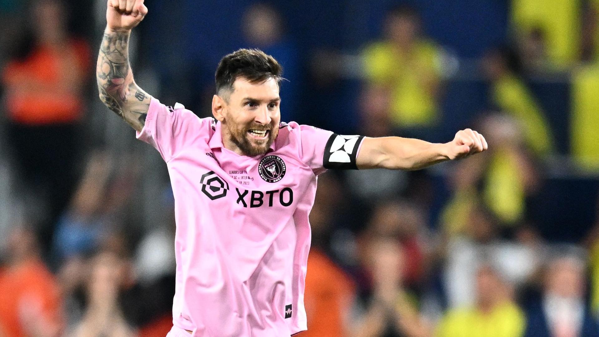 Lionel Messi feiert den Sieg seiner Mannschaft Inter Miami.