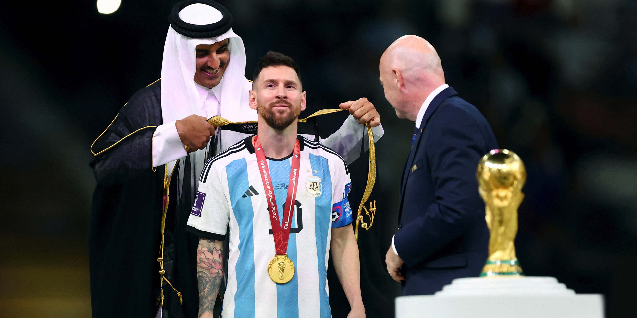 Argentiniens Lionel Messi, Emir von Katar Scheich Tamim bin Hamad Al Thani und FIFA-Präsident Gianni Infantino während der Trophäenzeremonie