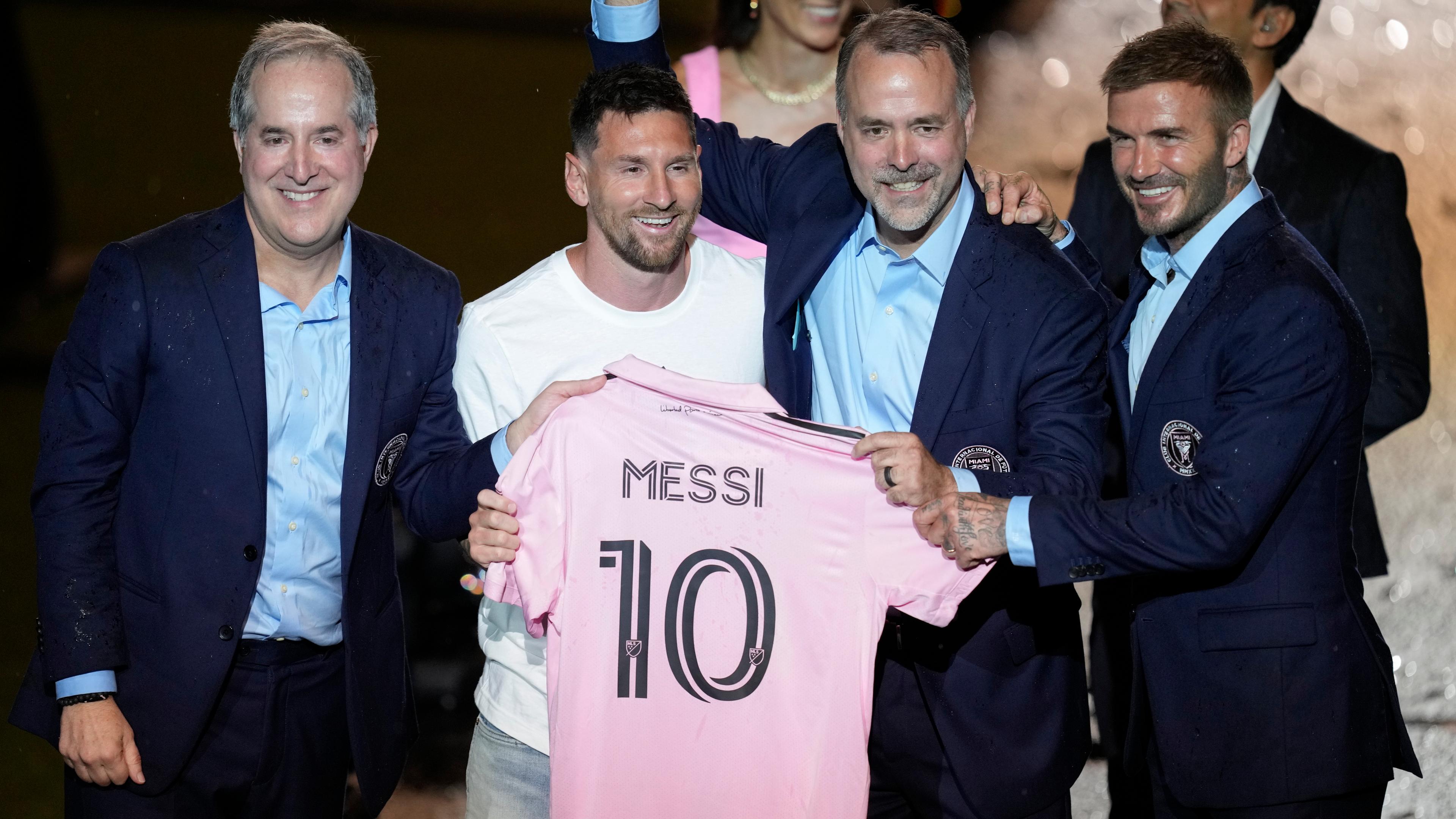 Lionel Messi zeigt sein neues Trikot von Inter Miami