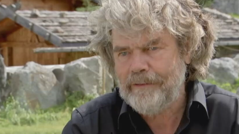 Auf dem Bild ist ein Portrait von Reinhold Messner zusehen. 