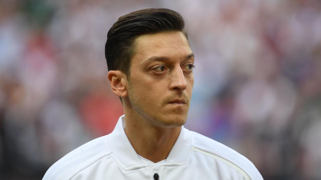 Pourquoi Özil apparaît-il avec un tatouage de loup gris sur Instagram ?