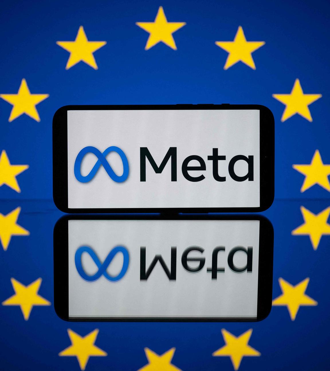 Auf einem horizontal liegenden Smartphone das Meta-Logo. Im Hintergrund die Flagge der EU.