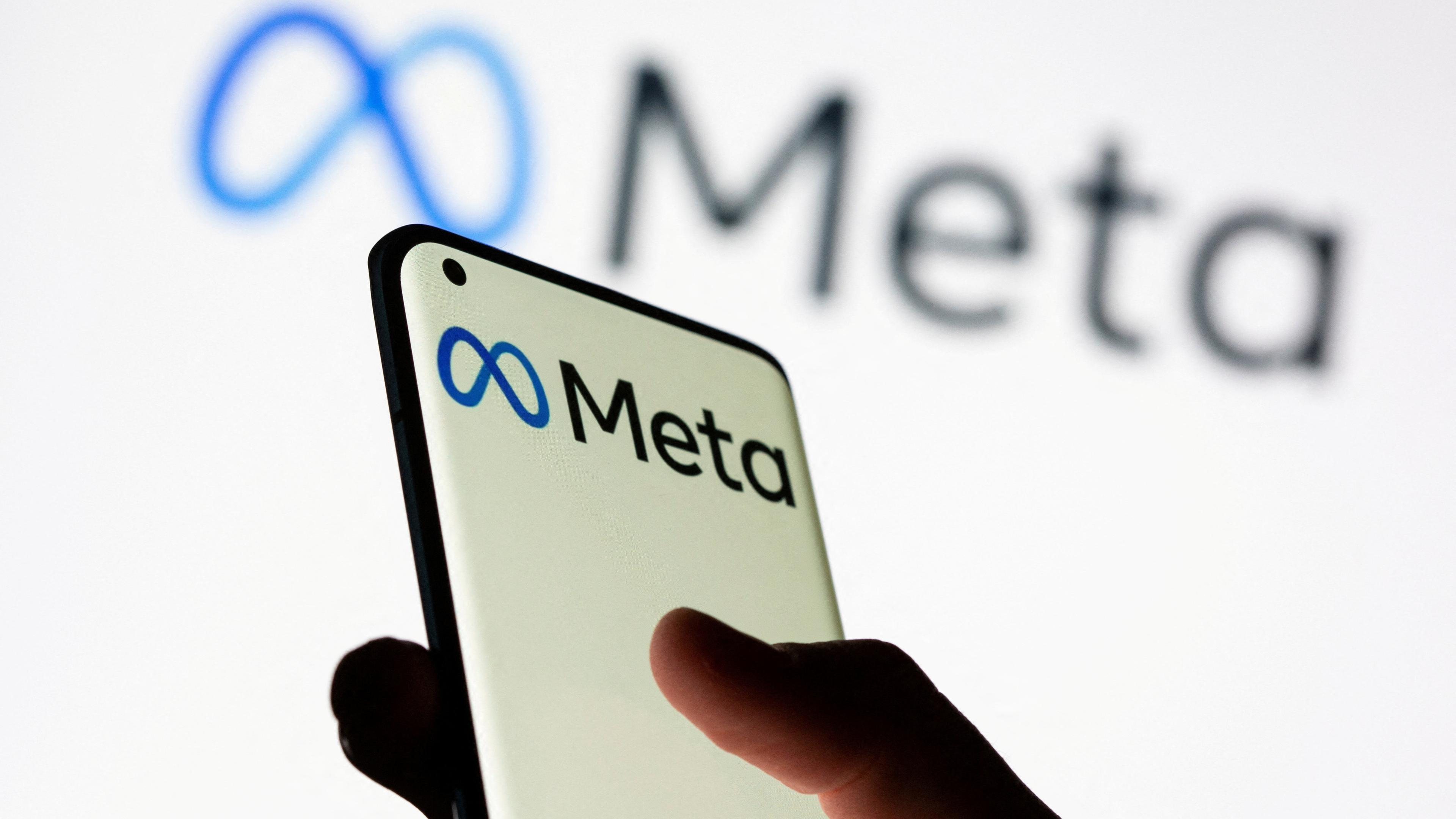 Eine Userin bedient ein Smartphone, auf dem das Meta-Logo zu sehen ist.