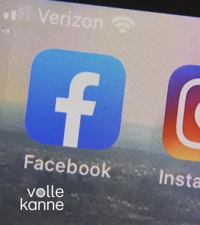 Facebook, Instagram und Whats App auf einem Bildschrim angezeigt
