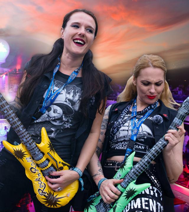 Zwei Heavy Metal-Fans, Vanessa und Birte, in schwarzer Kleidung und mit aufblasbaren Gittaren.