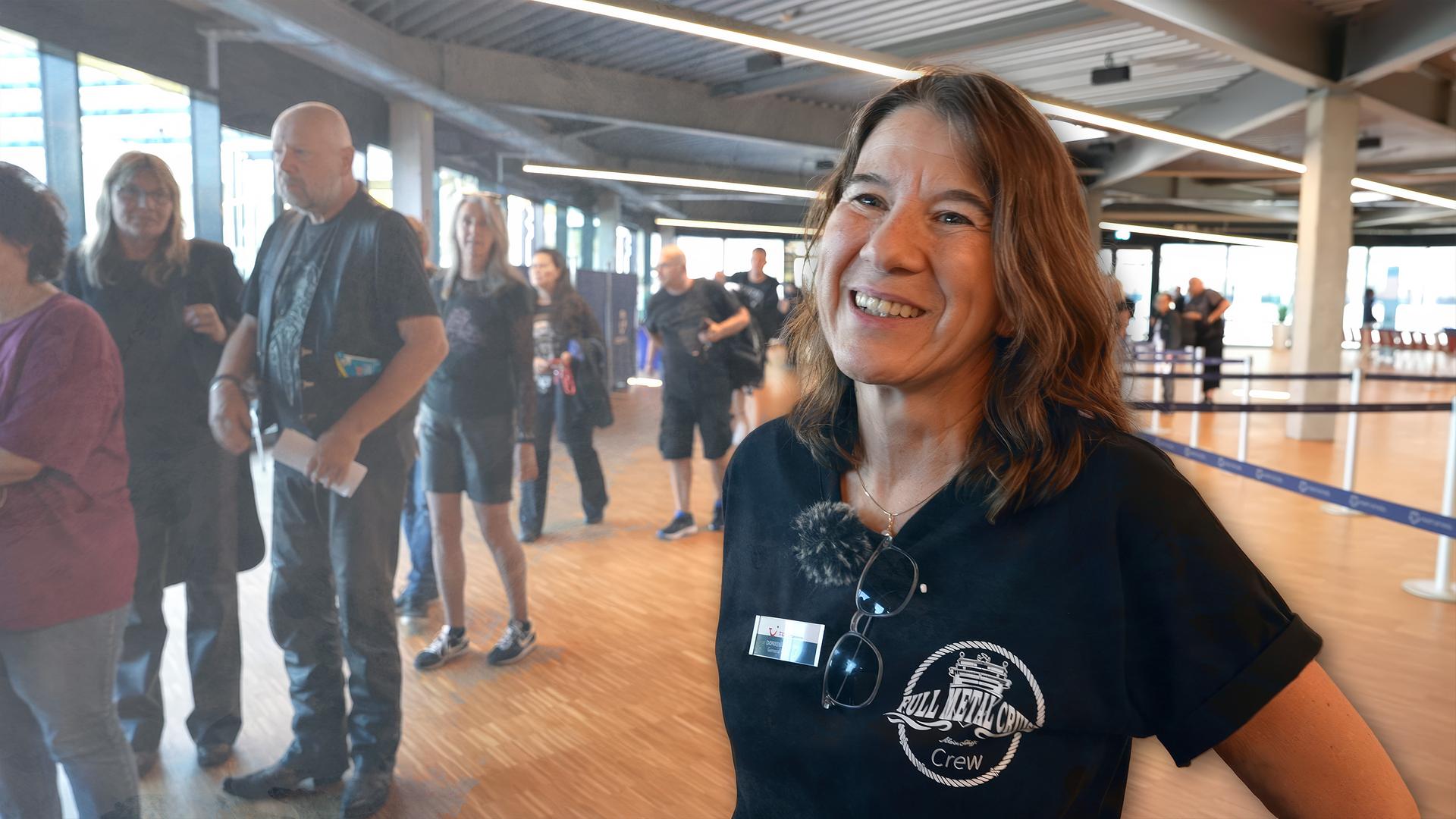 General Managerin Doreen Jana Kümpel lächelt im schwarzen Tshirt die Kamera.