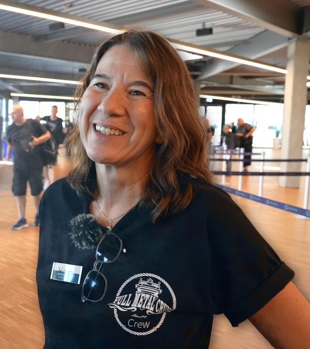 General Managerin Doreen Jana Kümpel lächelt im schwarzen Tshirt die Kamera.