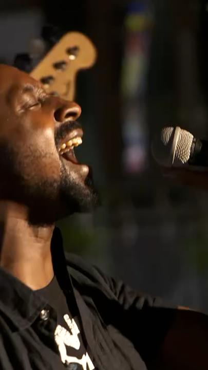 Der Sänger der kenianischen Metalband "Last Year‘s Tragedy" auf der Bühne.