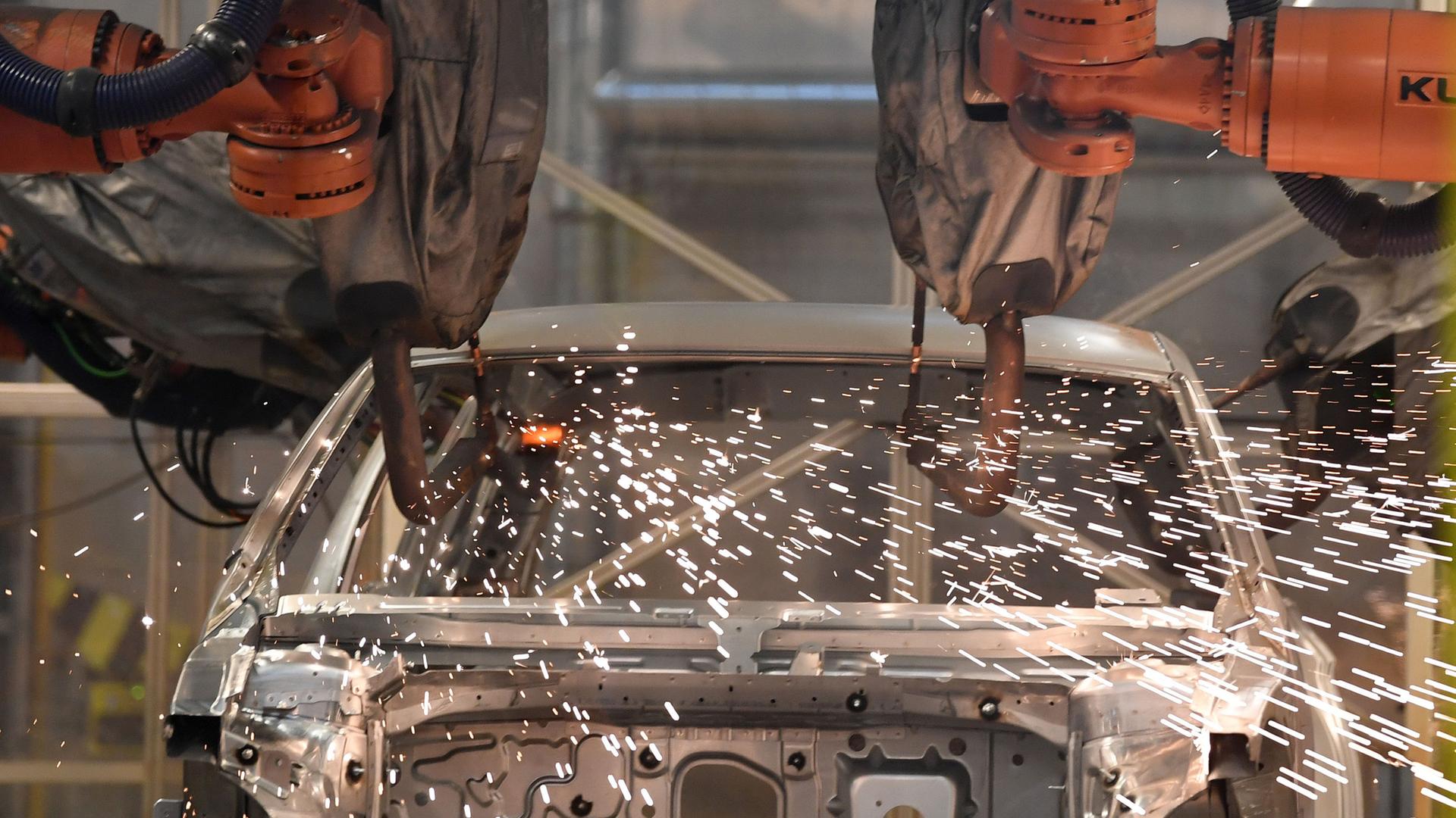 Roboter schweißen an einem Auto.