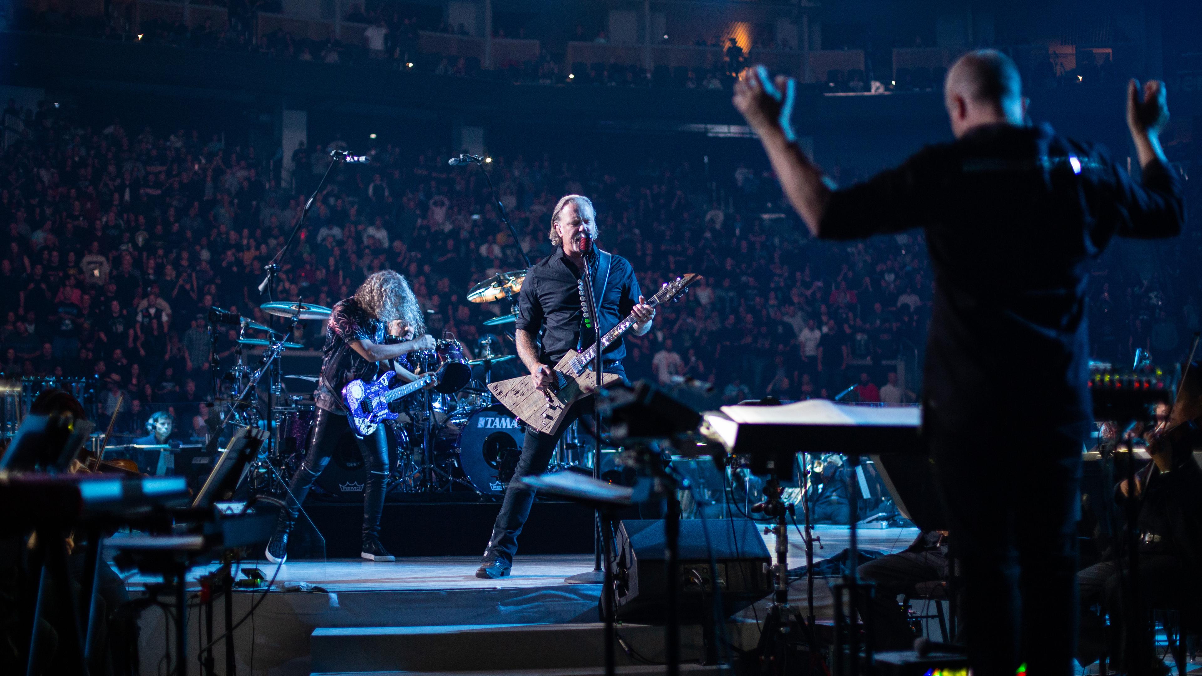 Die Metalband Metallica performt mti dem SF Philharmonic Orchestra