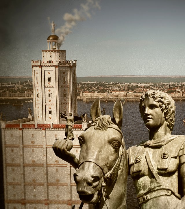 Blick auf die grafische Rekonstruktion eines Leuchtturms am Wasser und einer Stadt im Hintergrund. Rechts eine Statue von Alexander dem Großen.
