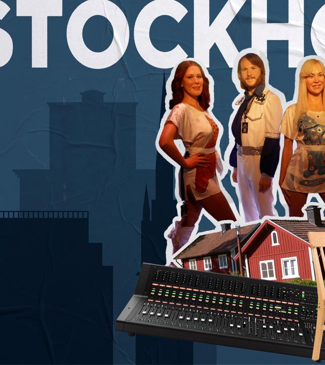 Großer weißer Schriftzug "STOCKHOLM" auf blauem Hintergrund. Davor Collage aus vier Personen in auffälligen Bühnenoutfits (Band ABBA), einem roten Holzhaus, einem Audiomischpult und einem Holzstuhl; im Hintergrund eine stilisierte Stadtsilhouette mit Turm.