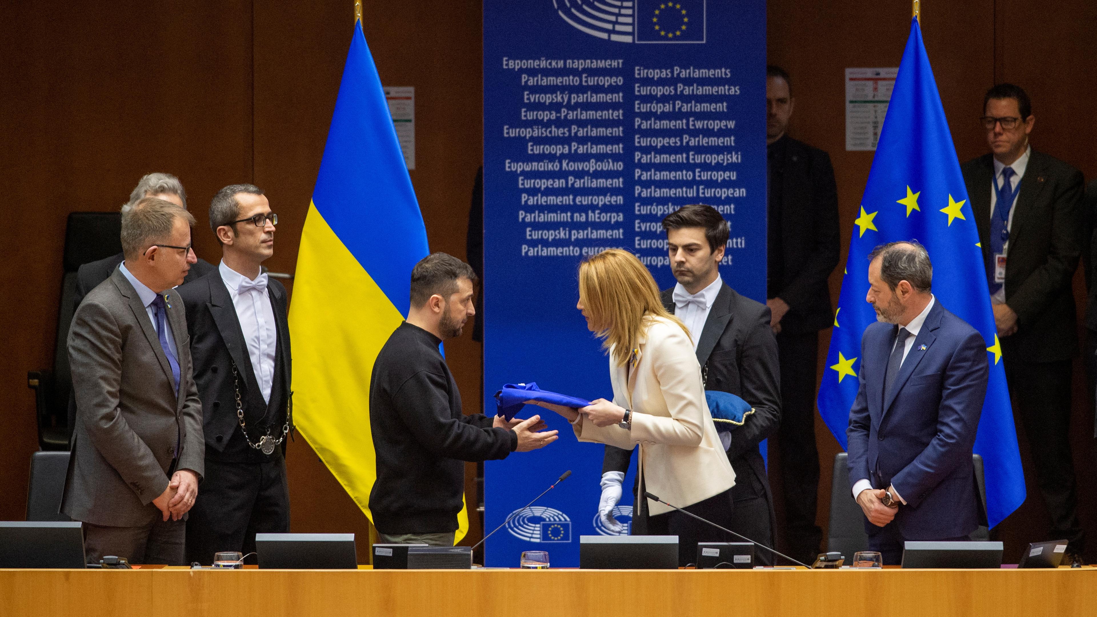 Präsidentin des EU-Parlaments Roberta Metsola und ukraunes Präsident Wolodymyr Selenskyj, Archivbild