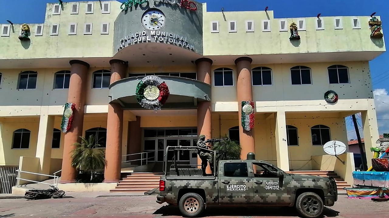 Mitglieder der mexikanischen Armee bewachen den Bereich, in dem ein bewaffneter Angriff stattfand, am Gemeindepalast, aufgenommen am 05.10.2022
