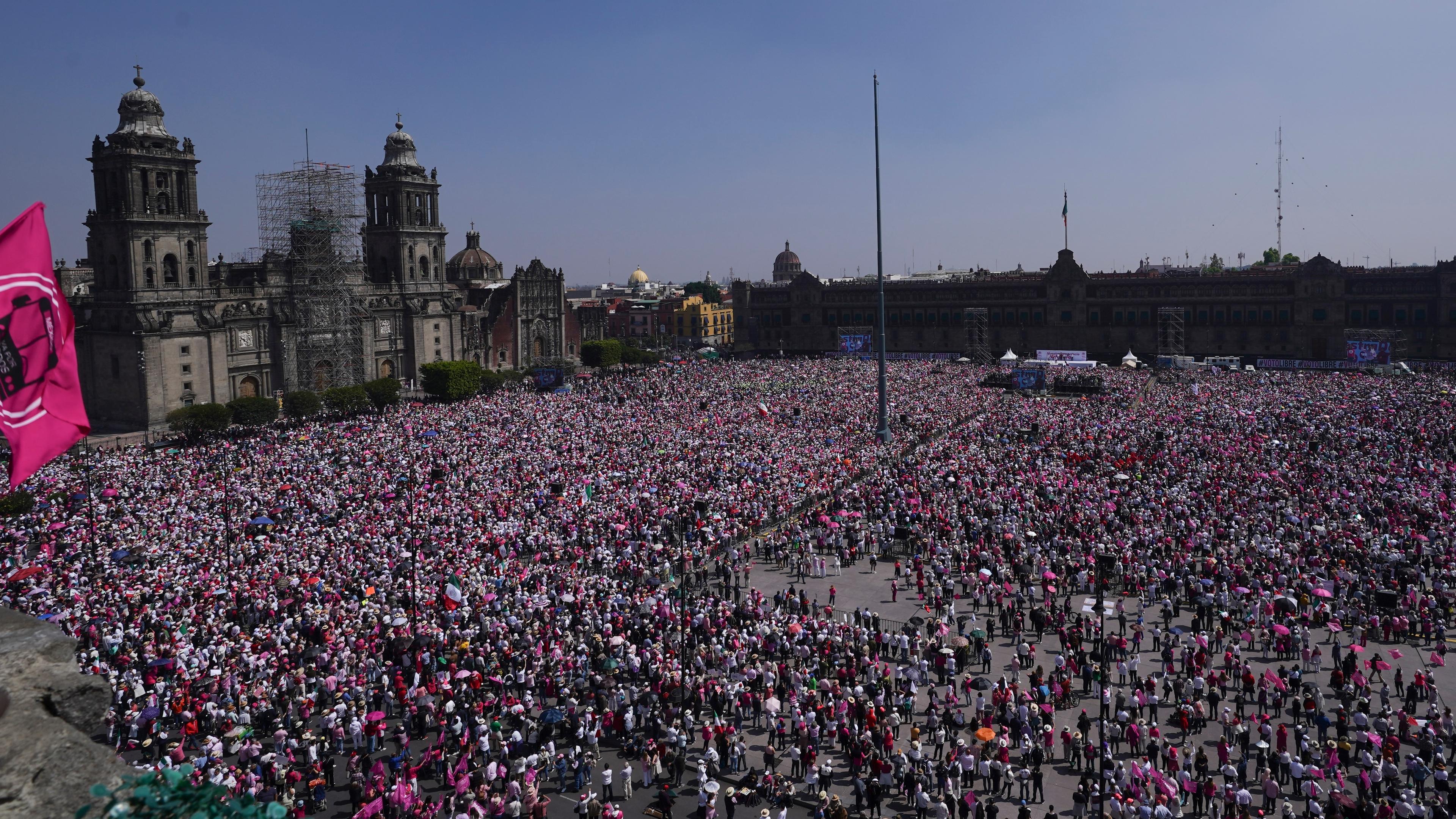 Archiv, 18.02.2024, Mexiko, Mexiko-Stadt: Menschen nehmen an einem von Bürgerorganisationen organisierten Marsch teil, der die Einhaltung der Wahlautonomie bei den bevorstehenden Parlamentswahlen fordert.