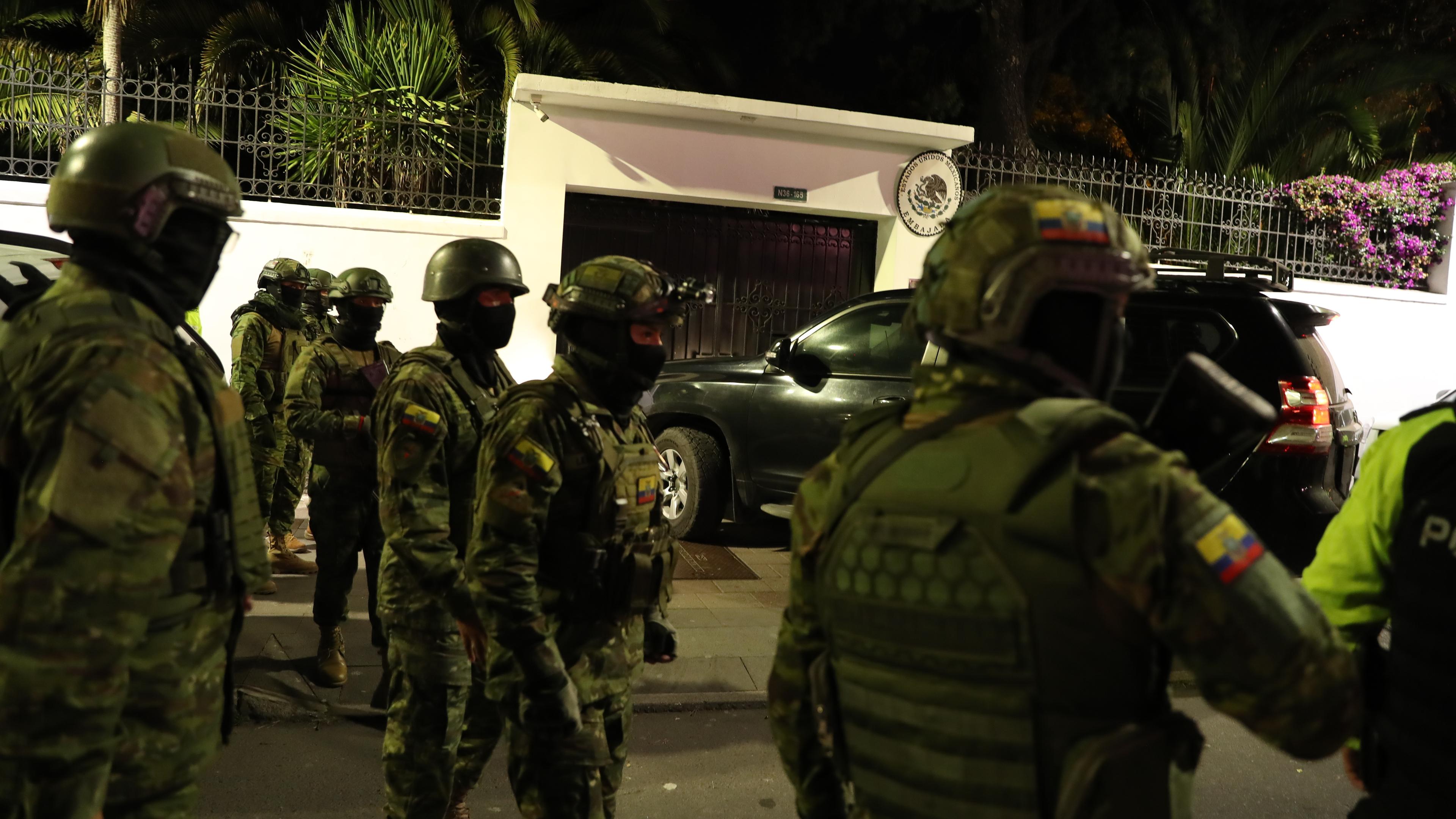 Mitglieder einer Eliteeinheit der ecuadorianischen Polizei vor der mexikanischen Botschaft in Quito.