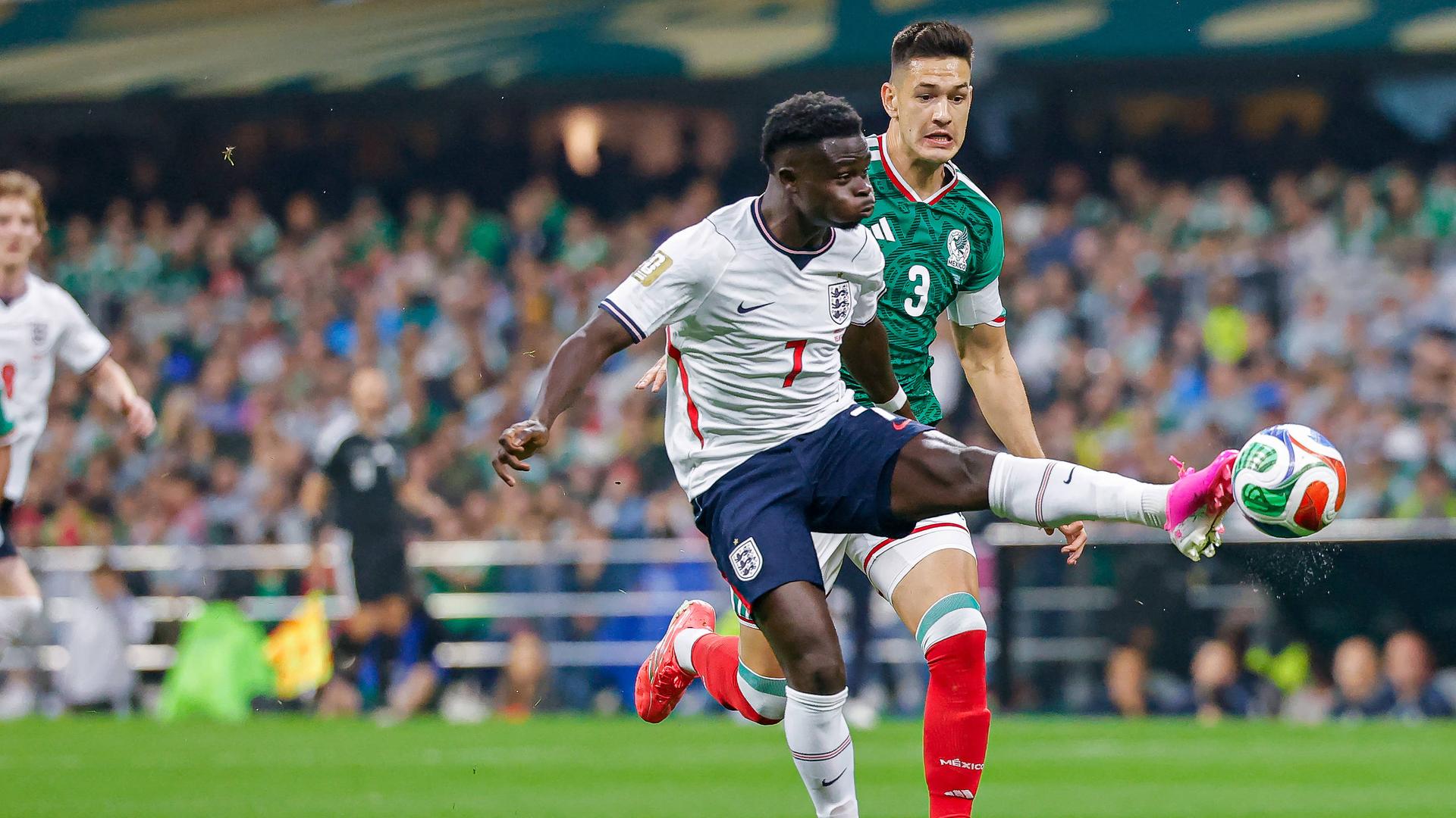 Bukayo Sako ist vor Cesar Monte am Ball