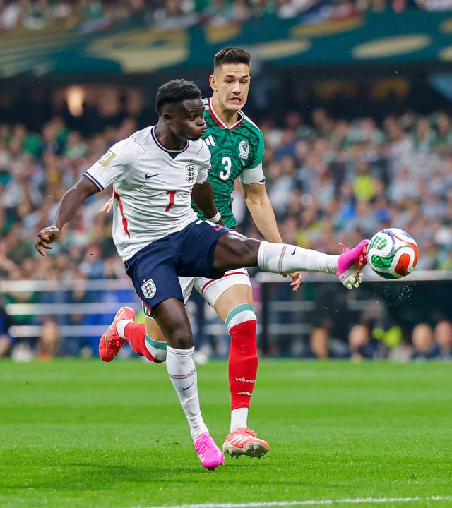 Bukayo Sako ist vor Cesar Monte am Ball