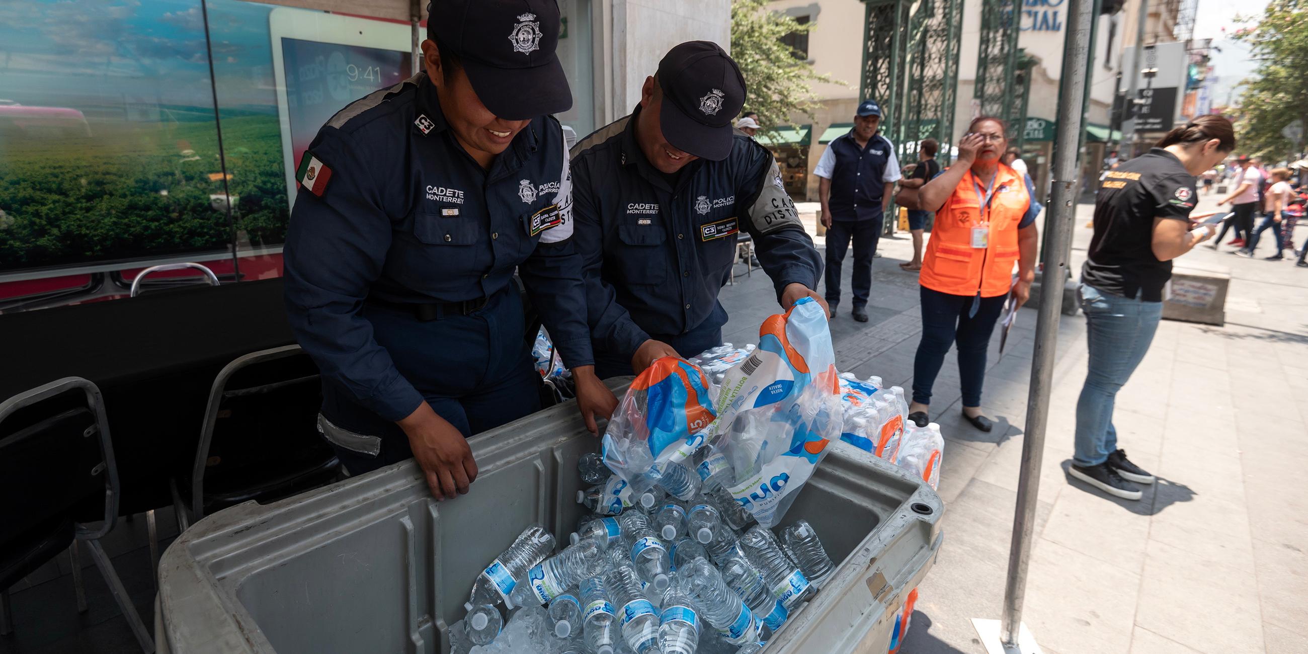 Der mexikanische Zivilschutz verteilt Wasserflaschen auf den Straßen von Monterrey in Mexiko