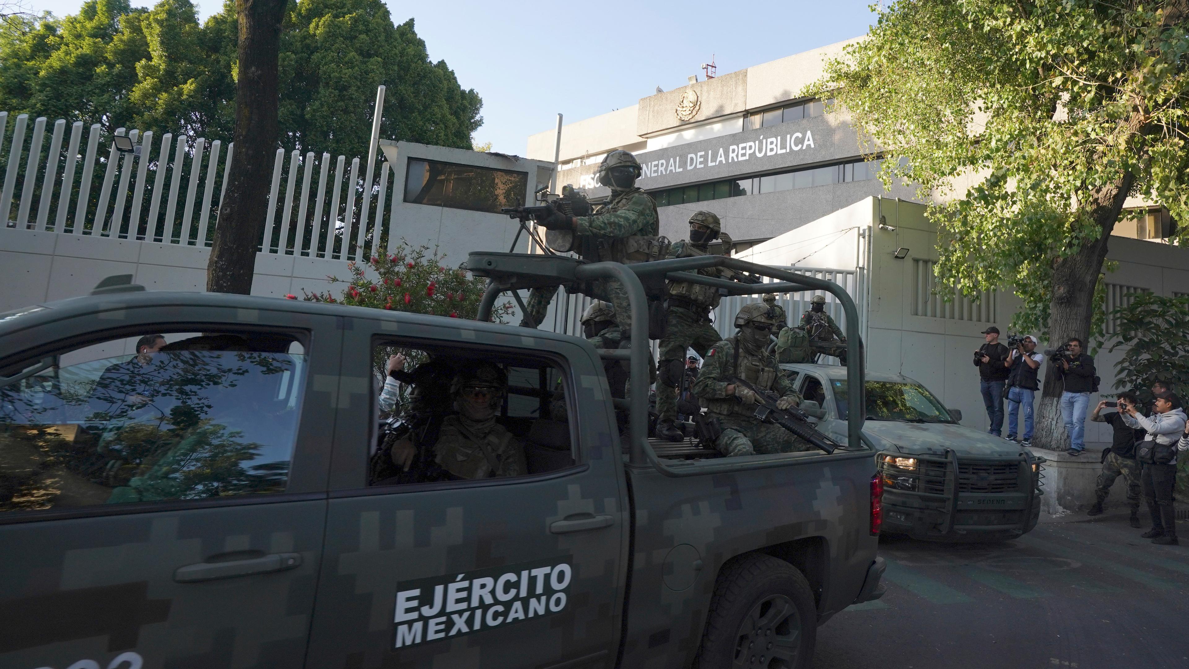 Militärfahrzeuge vor dem Haus von Ovidio Guzmán.