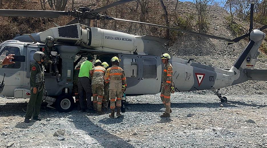 Dieses vom mexikanischen Verteidigungsministerium veröffentlichte Foto zeigt die Rettung eines Bergmanns, der nach dem Einsturz einer Mine in El Rosario, Bundesstaat Sinaloa, Mexiko, am 8. April 2026 zwei Wochen lang eingeschlossen war.