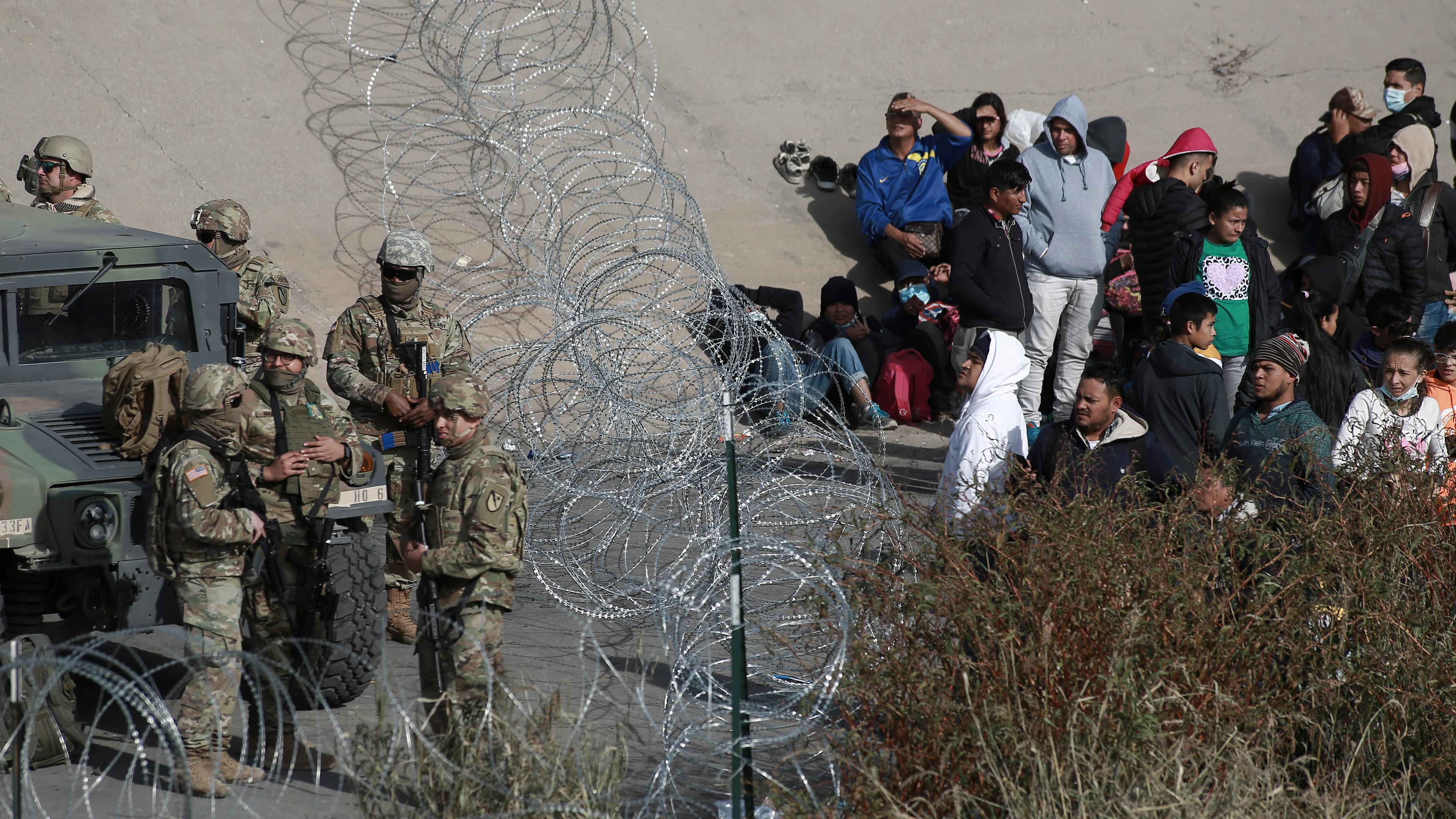 US-Militärs hindern Migranten an der US-Außengrenze an der Einreise.