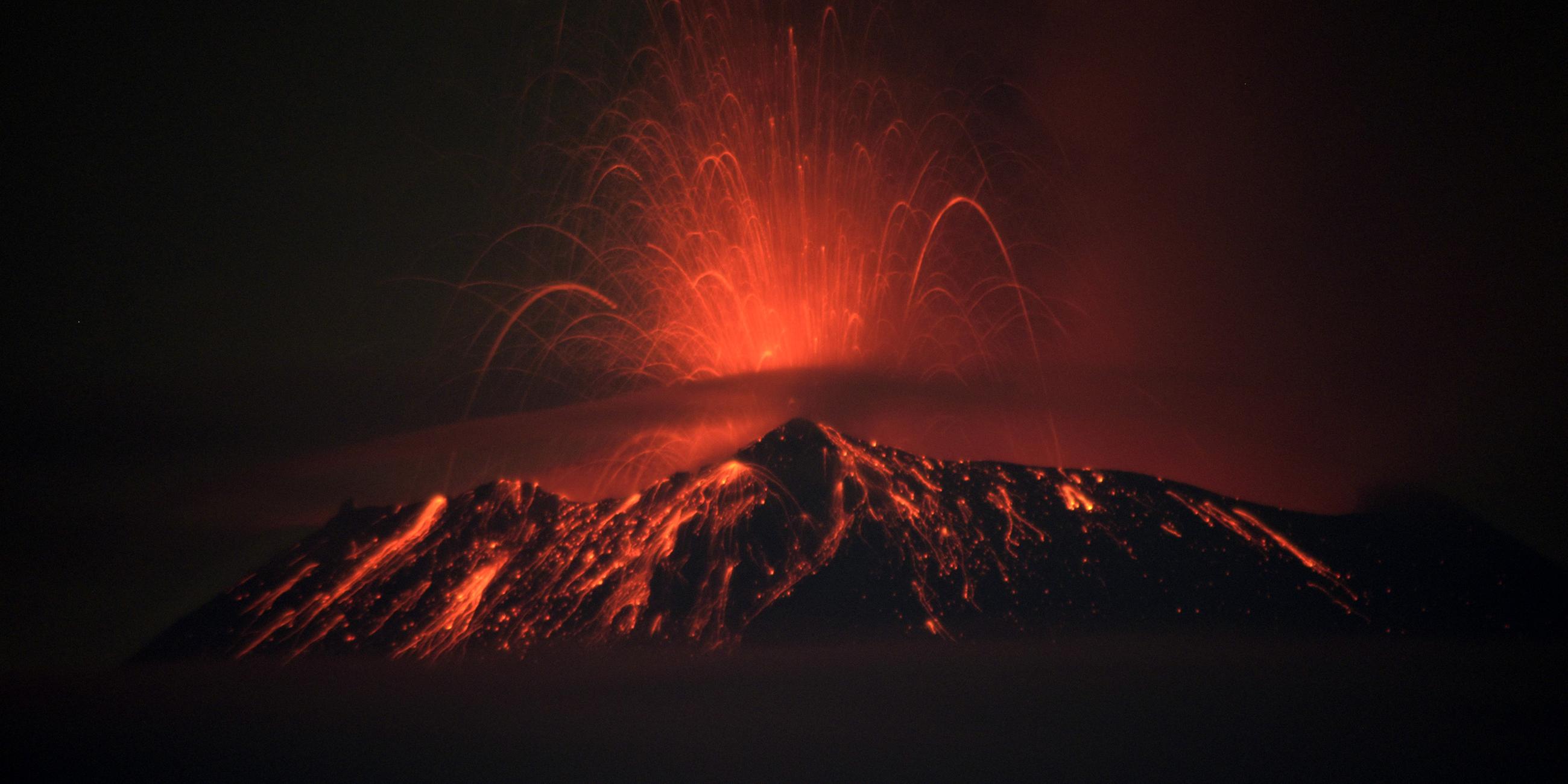Der Popocatepetl in Mexiko spuckt heiße Lava