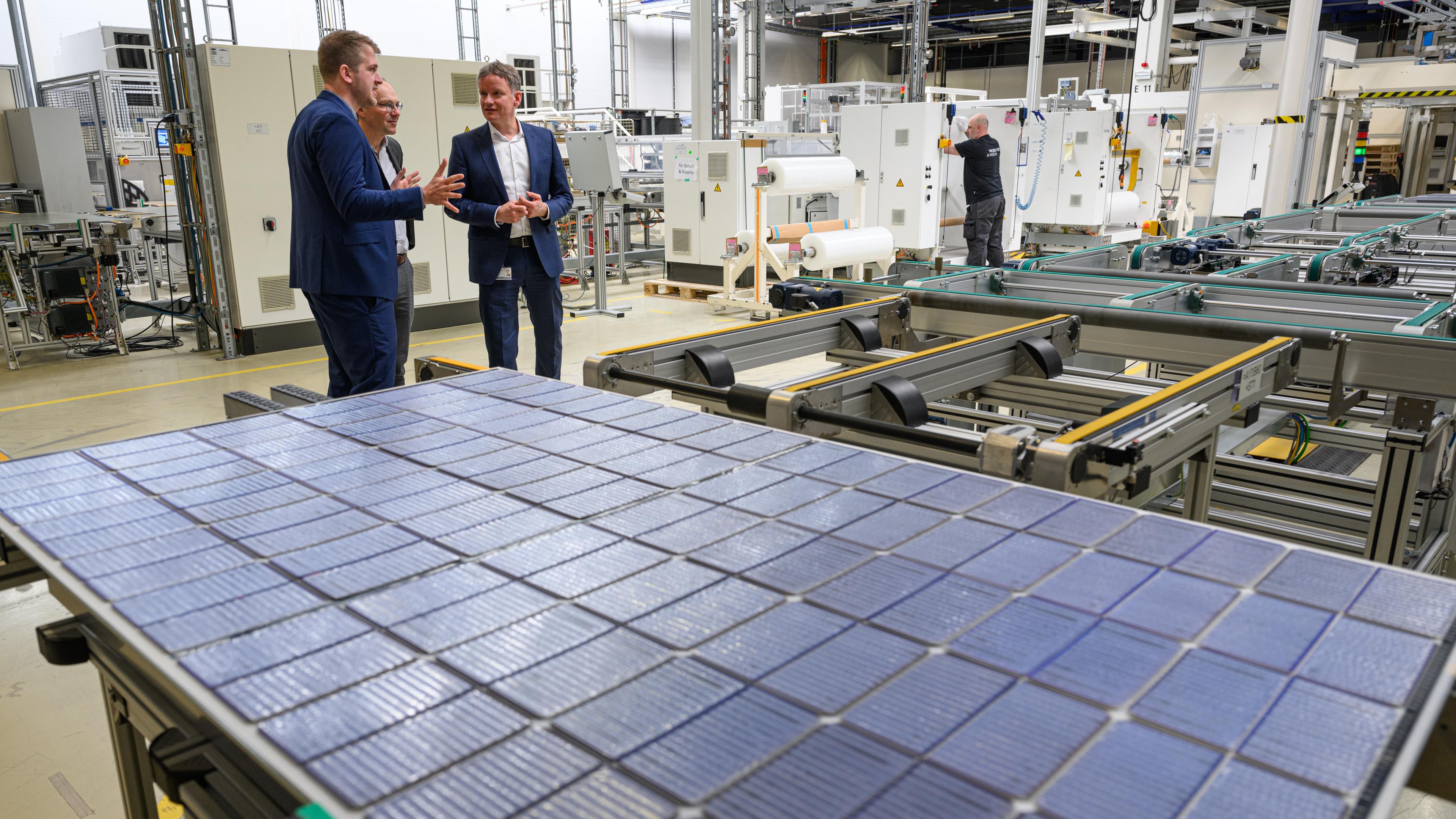 Blick in ein Werk der Meyer Burger Technology AG an der Fertigungslinie von Solarmodulen.