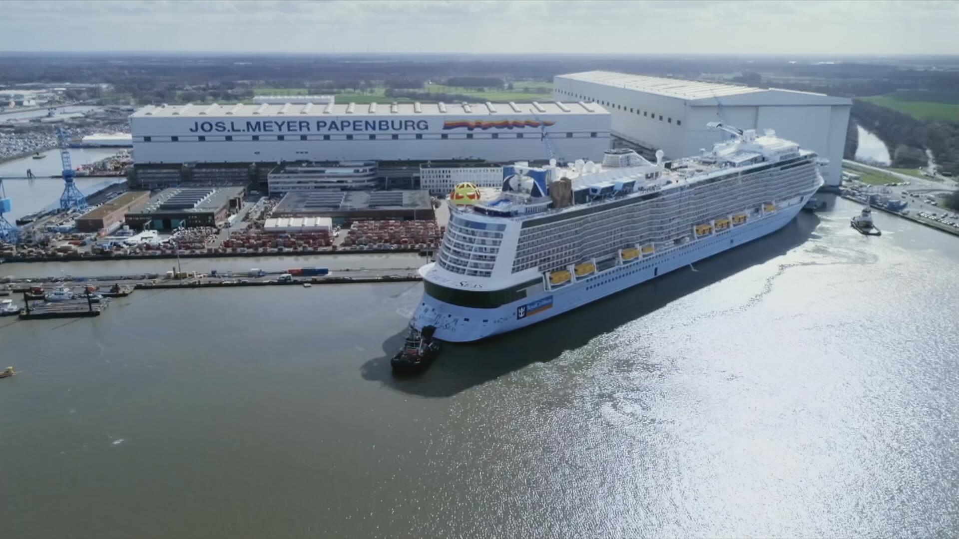 Meyer Werft mit Kreuzfahrtschiff