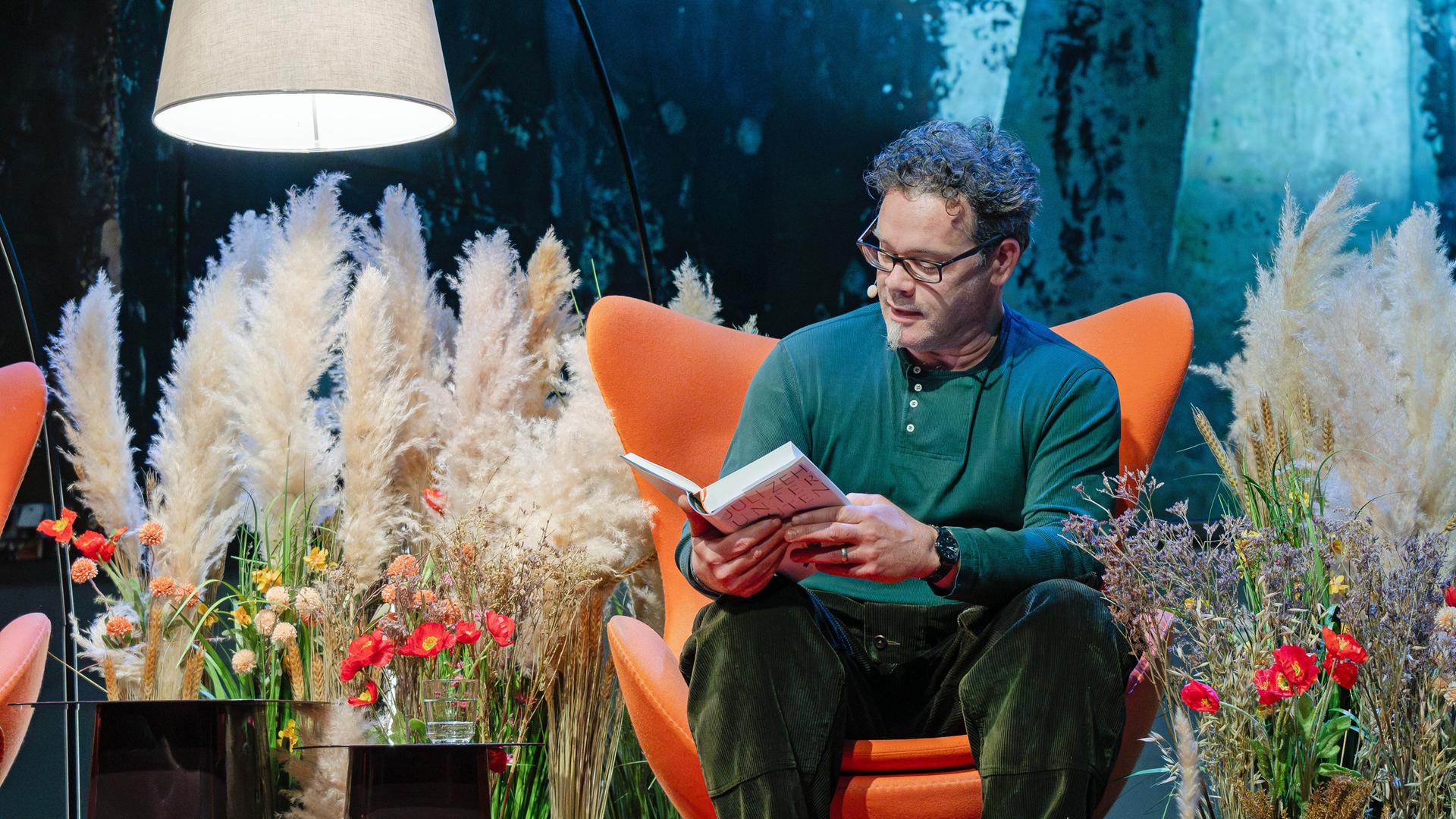 Michael Ernst, Tierpfleger aus dem Leipziger Zoo, liest im Rahmen des ZDF-Lesemarathons zur Leipziger Buchmesse aus dem Roman "Unterleuten" von Juli Zeh