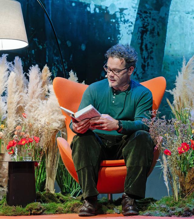 Michael Ernst, Tierpfleger aus dem Leipziger Zoo, liest im Rahmen des ZDF-Lesemarathons zur Leipziger Buchmesse aus dem Roman "Unterleuten" von Juli Zeh