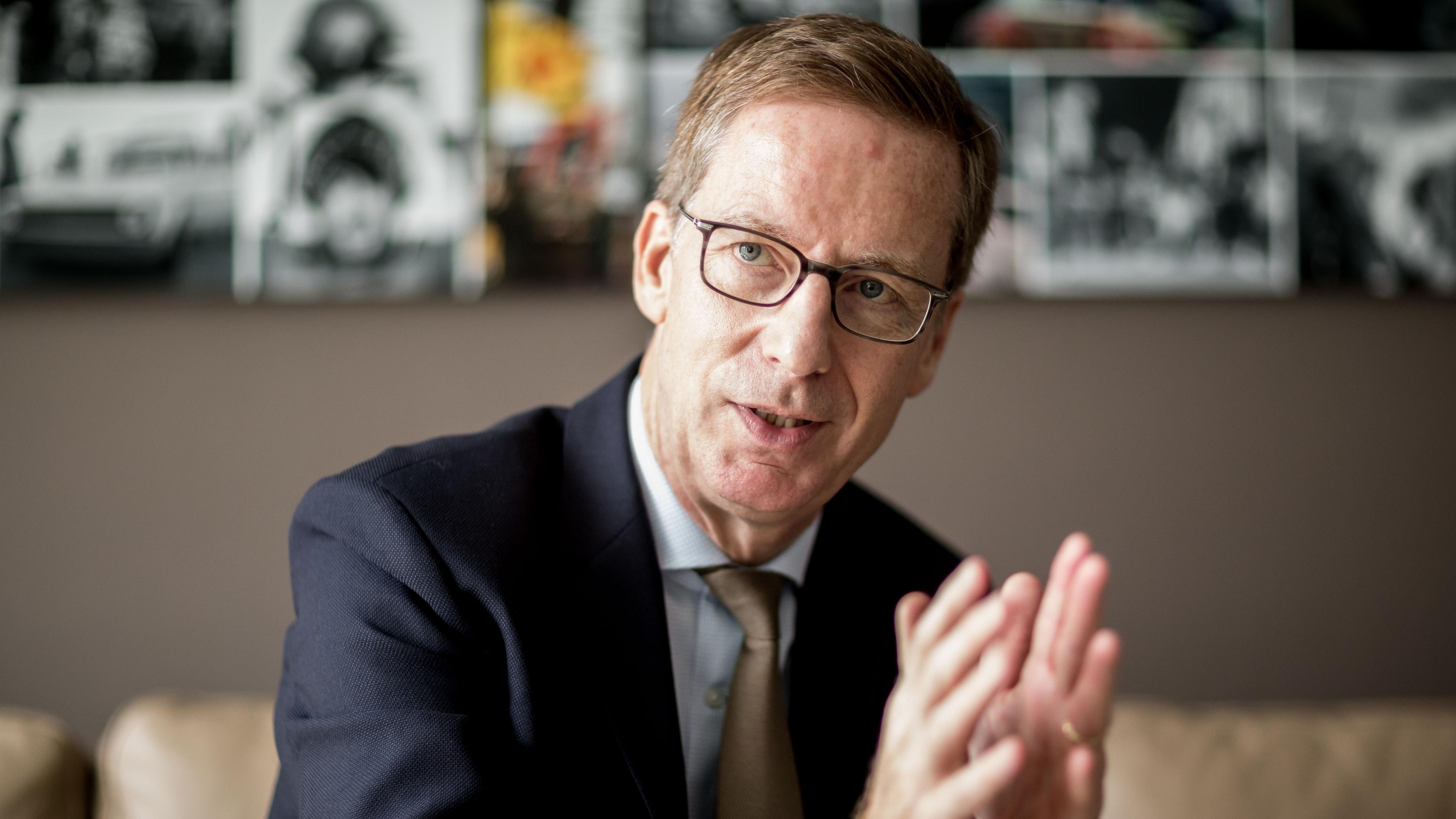 Michael Hüther gestikuliert erklärend