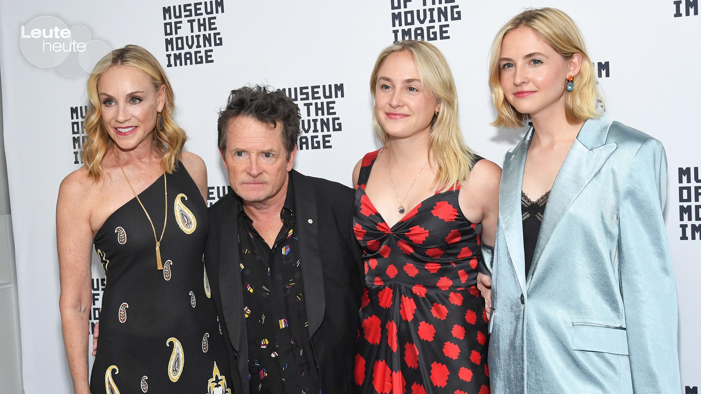 Hollywoodstar Michael J. Fox mit seiner Frau und seinen Zwillingstöchtern auf dem roten Teppich bei den Spring Moving Image Awards.