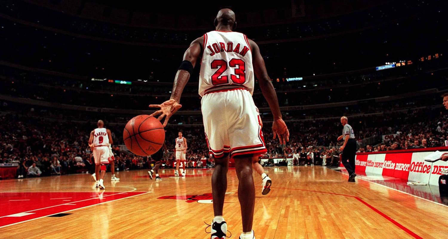 Michael Jordan trägt fast seine gesamte Karriere das Trikot mit der Nummer 23