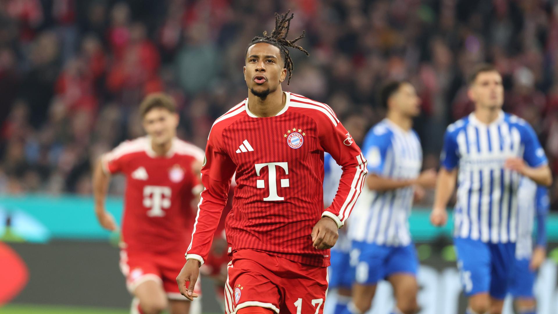 Michael Olise vom FC Bayern München feiert seinen Treffer zum 3:1 gegen den 1. FC Magdeburg.