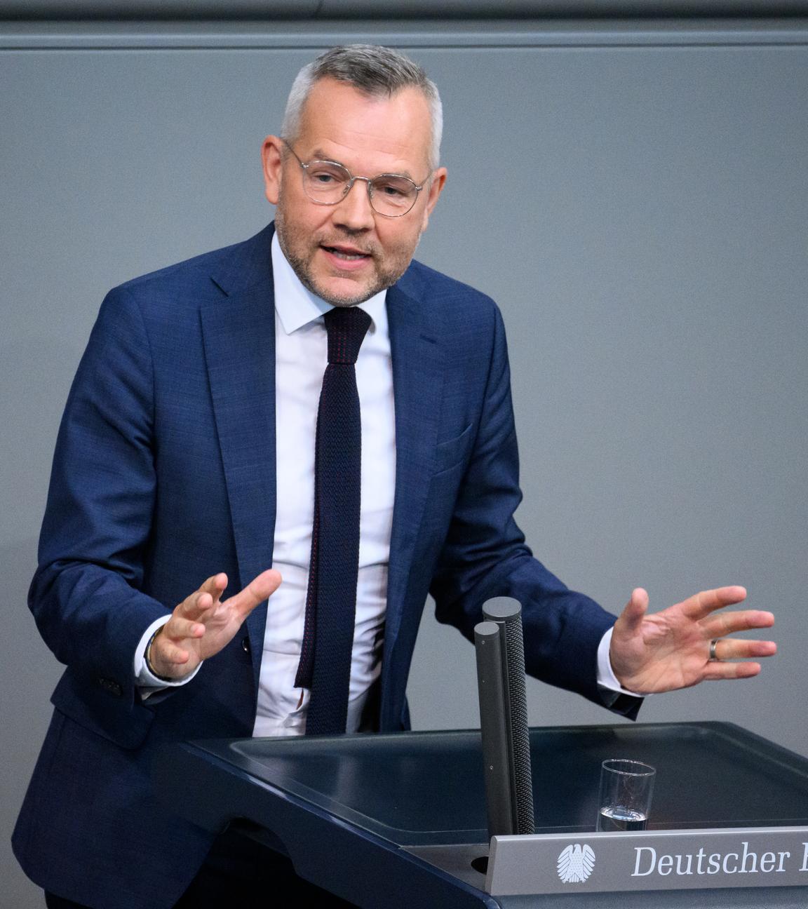 SPD-Politiker Michael Roth spricht bei einer Plenarsitzung im Deutschen Bundestag.