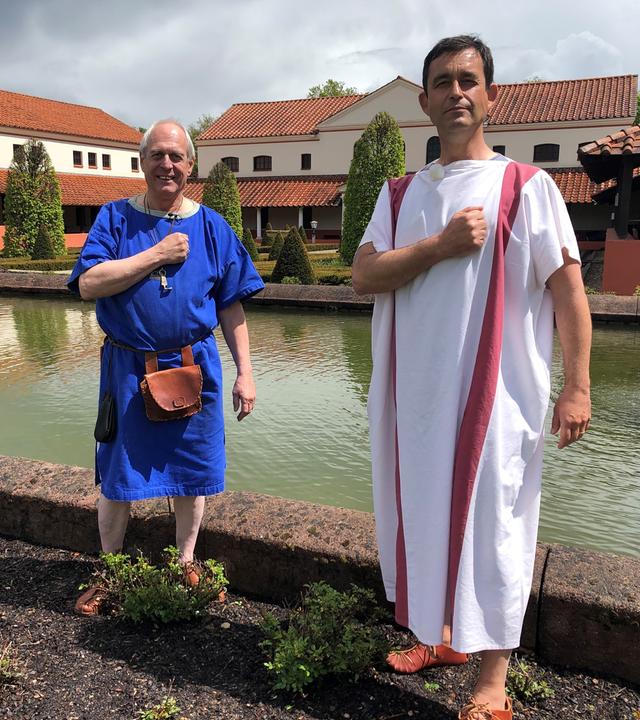 Zwei Männer in römischer Kleidung.