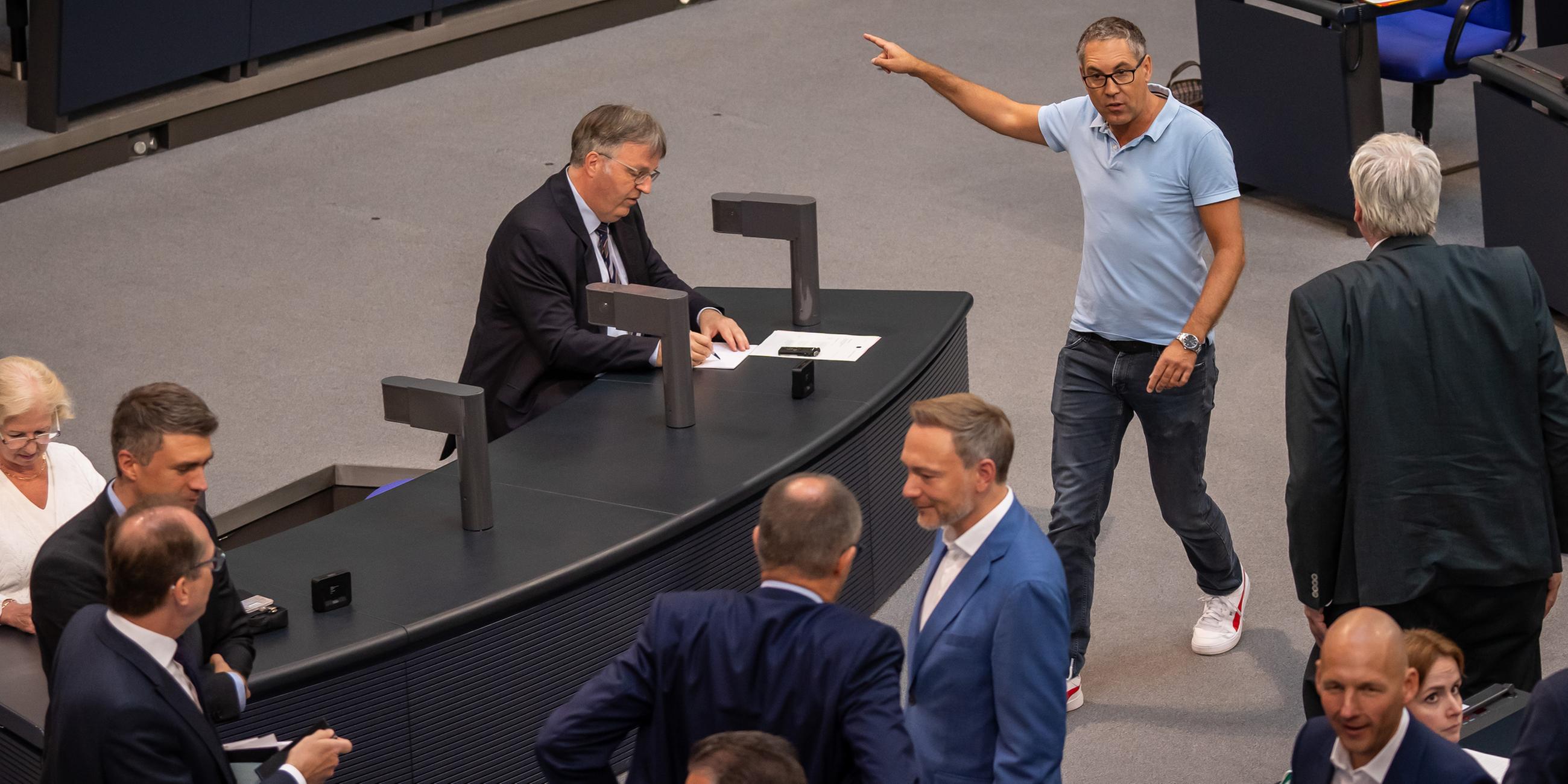 Michael Schrodi (SPD) läuft am 07.07.2023 brüllend durch den Plenarsaal im Bundestag.
