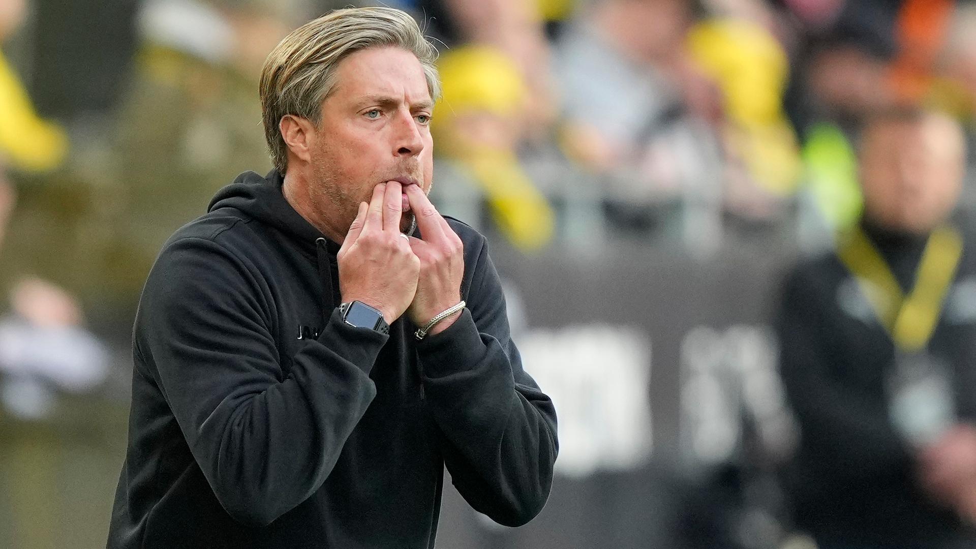 Stuttgarts Interims-Cheftrainer Michael Wimmer pfeift beim Bundesliga-Fußballspiel zwischen Borussia Dortmund und dem VfB Stuttgart am Samstag, 22.10.2022 in Dortmund.