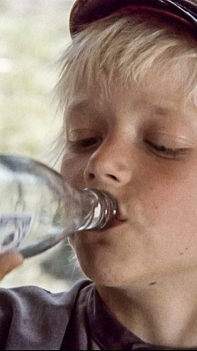 Michel trinkt Limonade.