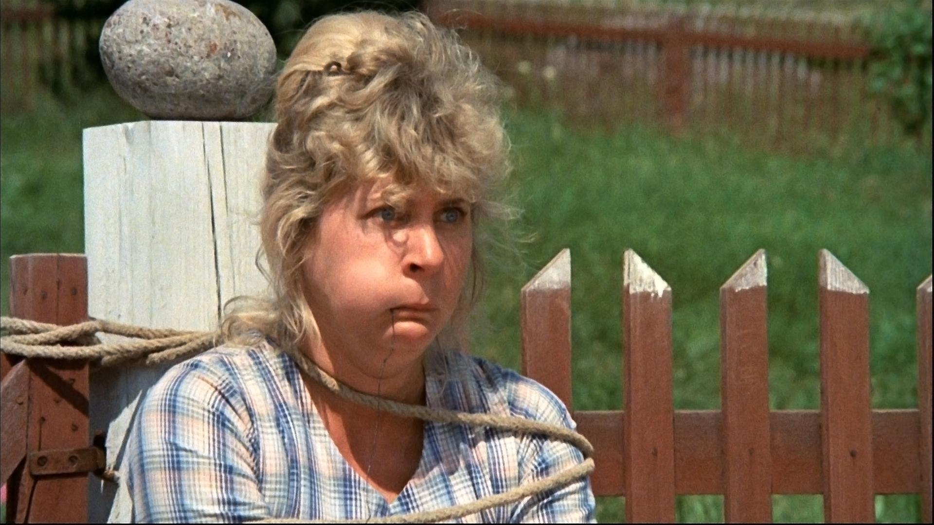 Michel versucht, den Zahn zu ziehen.