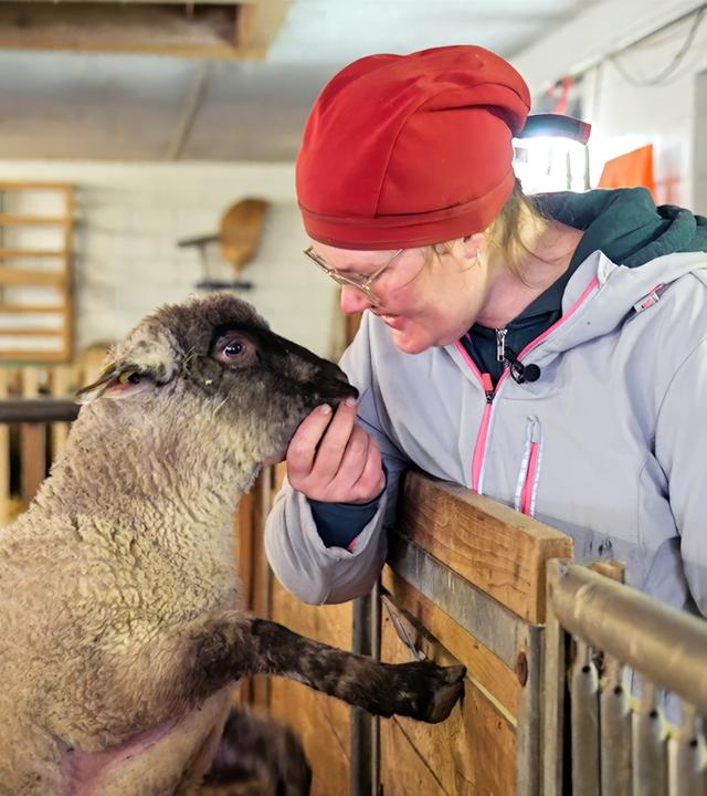 Grosse Tierliebe: Michèle Häfliger mit einem ihrer Lämmer
