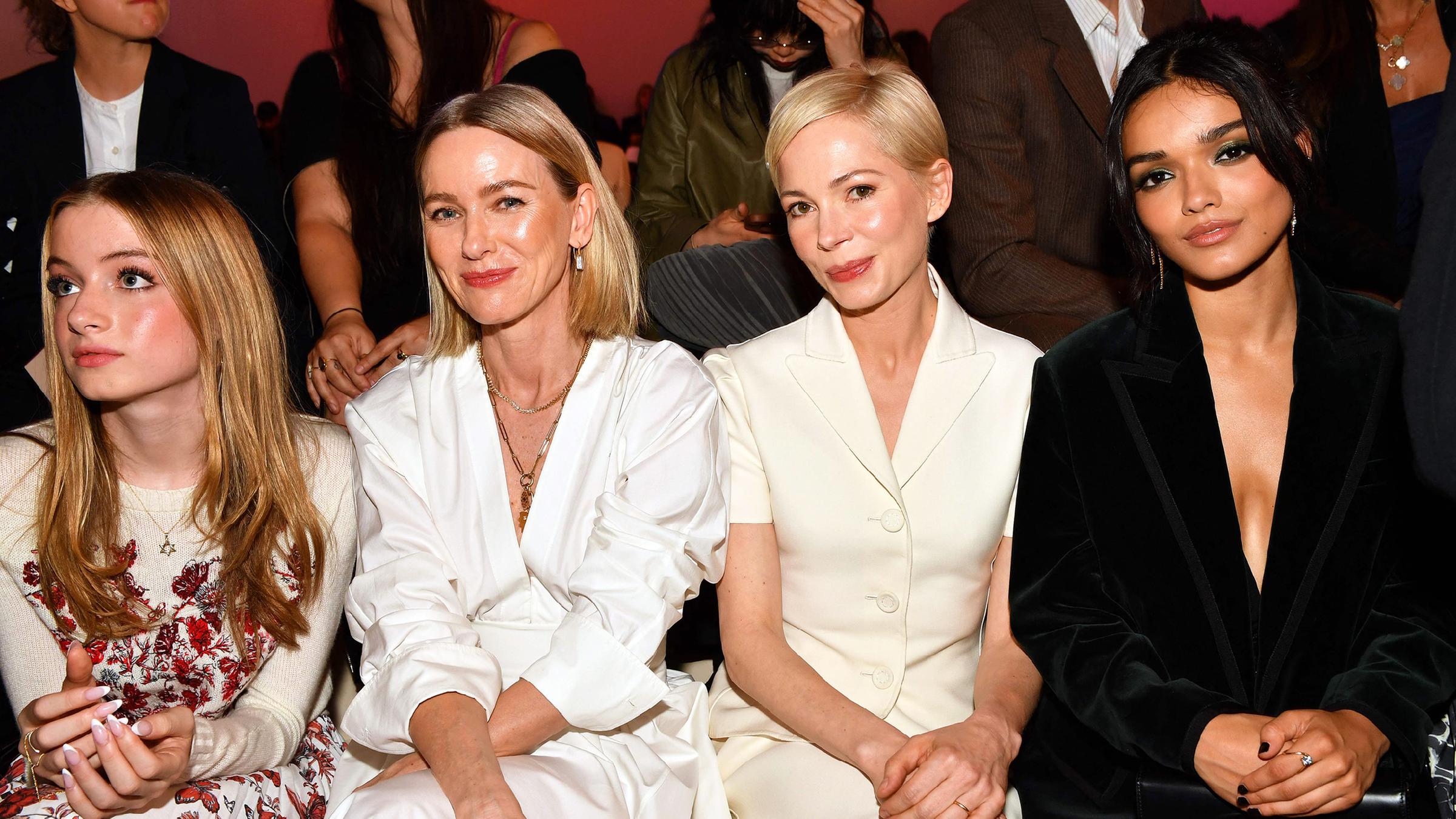 Michelle Williams und Naomi Watts sitzen bei der prominent besetzten "Dior"- Fashionshow in der ersten Reihe.