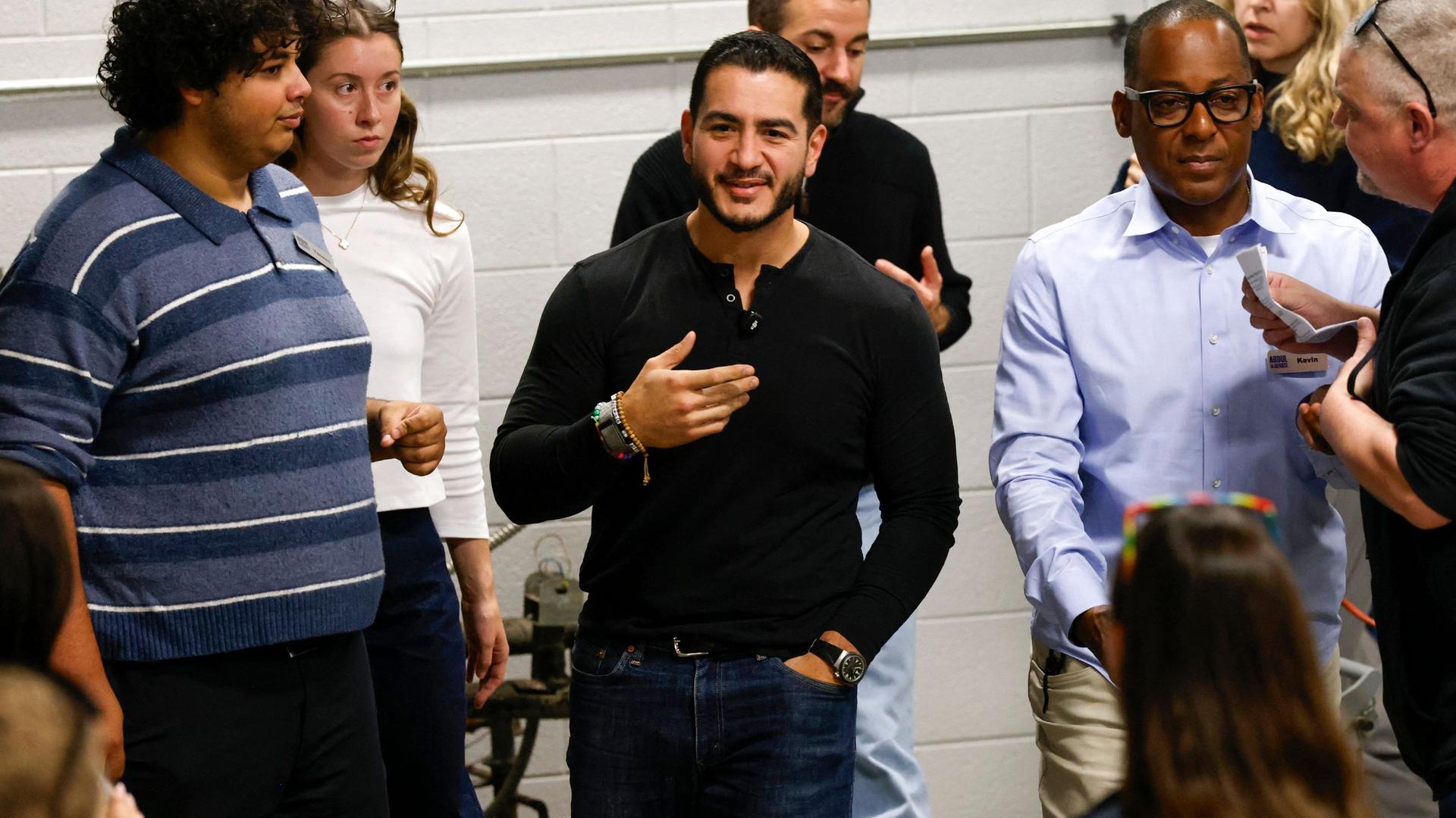 Der demokratische Spitzenkandidat für den Senat, Abdul El-Sayed, spricht auf einer Wahlkampfveranstaltung im hart umkämpften Bundesstaat Michigan.