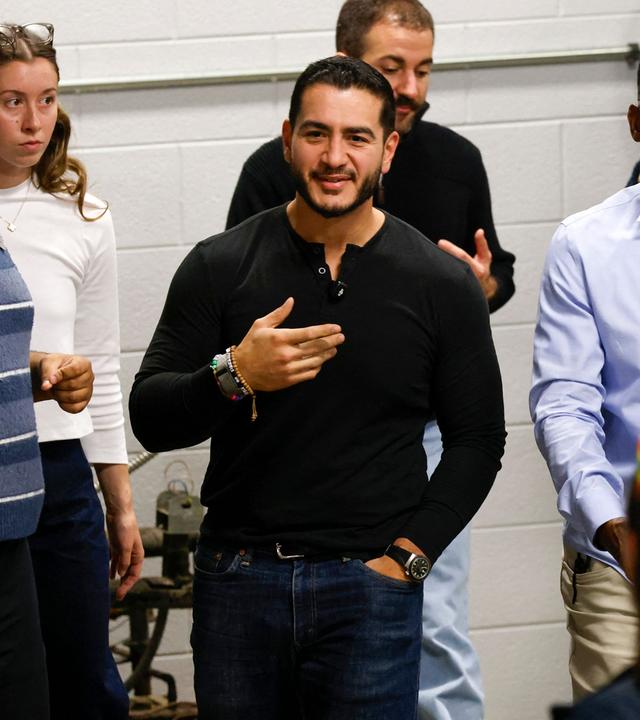 Der demokratische Spitzenkandidat für den Senat, Abdul El-Sayed, spricht auf einer Wahlkampfveranstaltung im hart umkämpften Bundesstaat Michigan.
