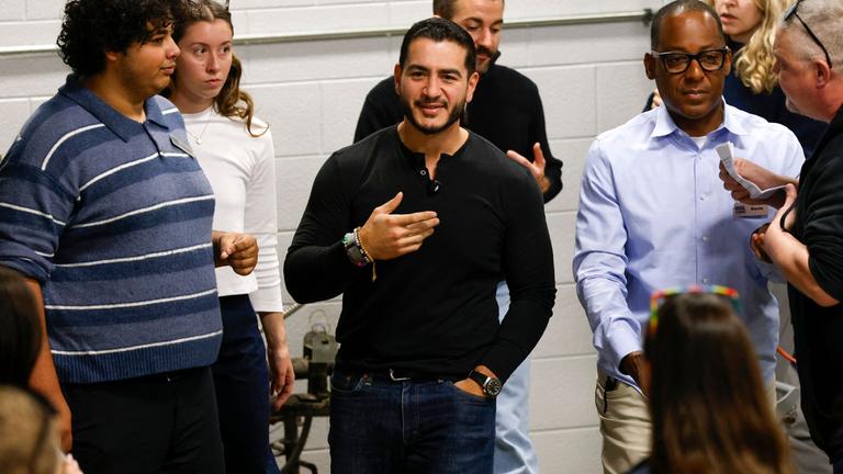 Der demokratische Spitzenkandidat für den Senat, Abdul El-Sayed, spricht auf einer Wahlkampfveranstaltung im hart umkämpften Bundesstaat Michigan.