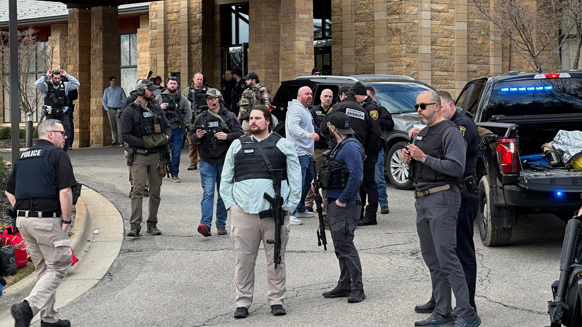 USA, West Bloomfield Township: Polizei steht vor der Synagoge Temple Israel.